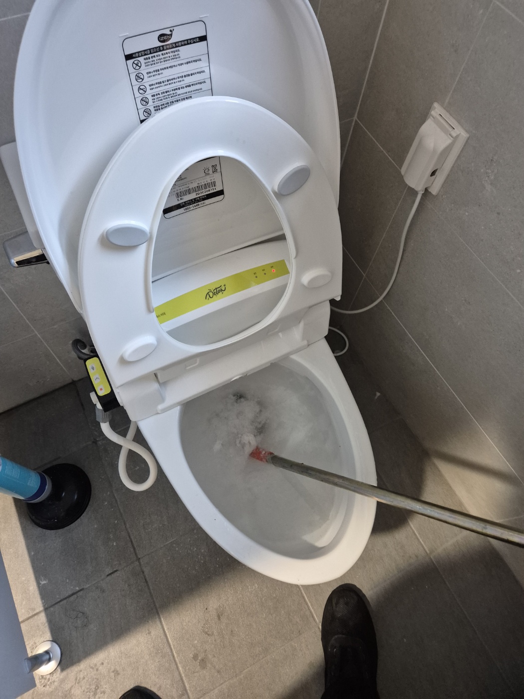 강남구 삼성동 변기막힘 관통기 이물질 제거 작업