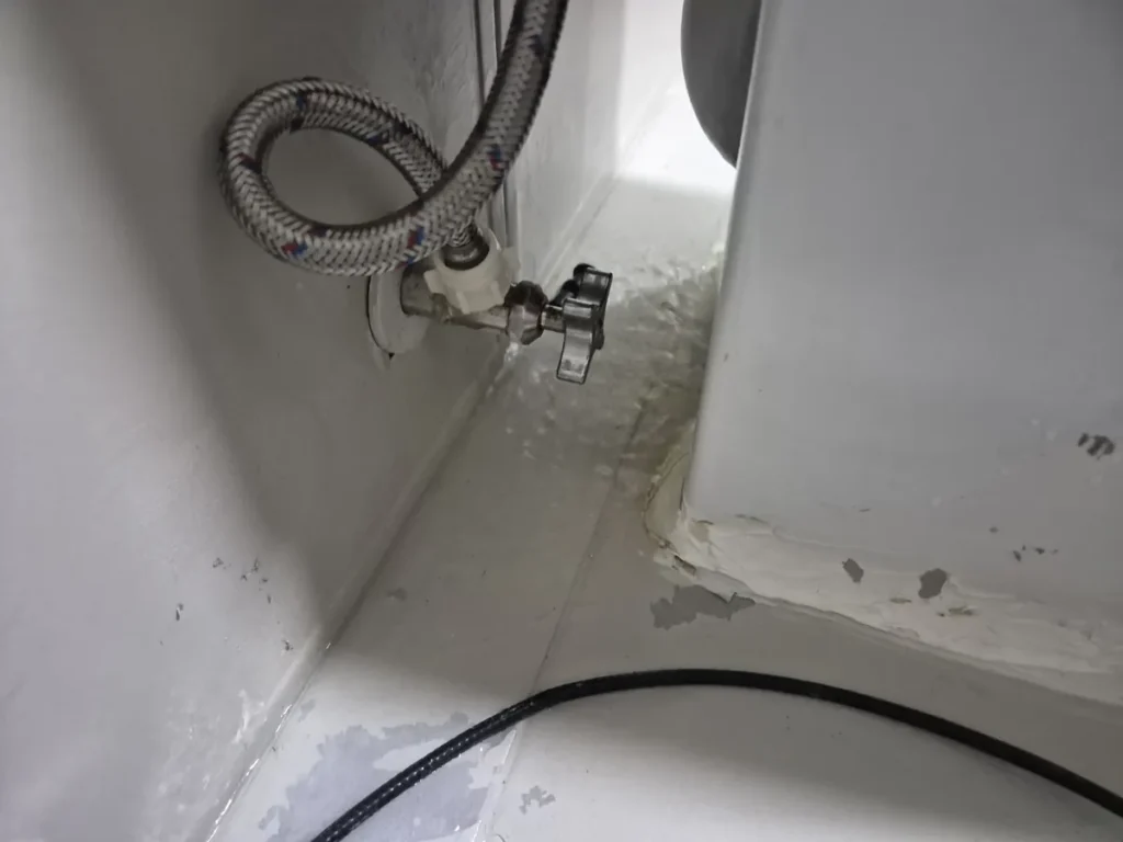 급수 앵글밸브·호스 주변 노후·백화 흔적