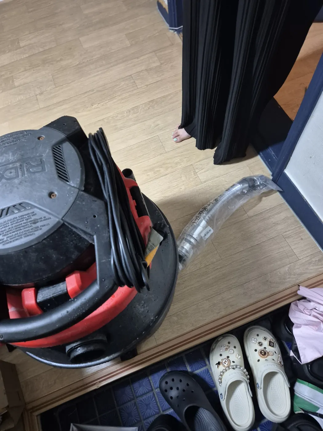 현관에 준비된 습식청소기·호스