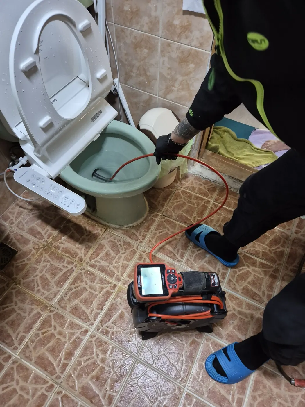 변기 안 뚫릴 때 양변기에 내시경 카메라를 넣어 막힌 위치 점검