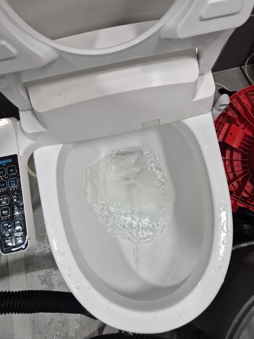 물 내림 확인에서 소용돌이치며 시원하게 빠지는 모습