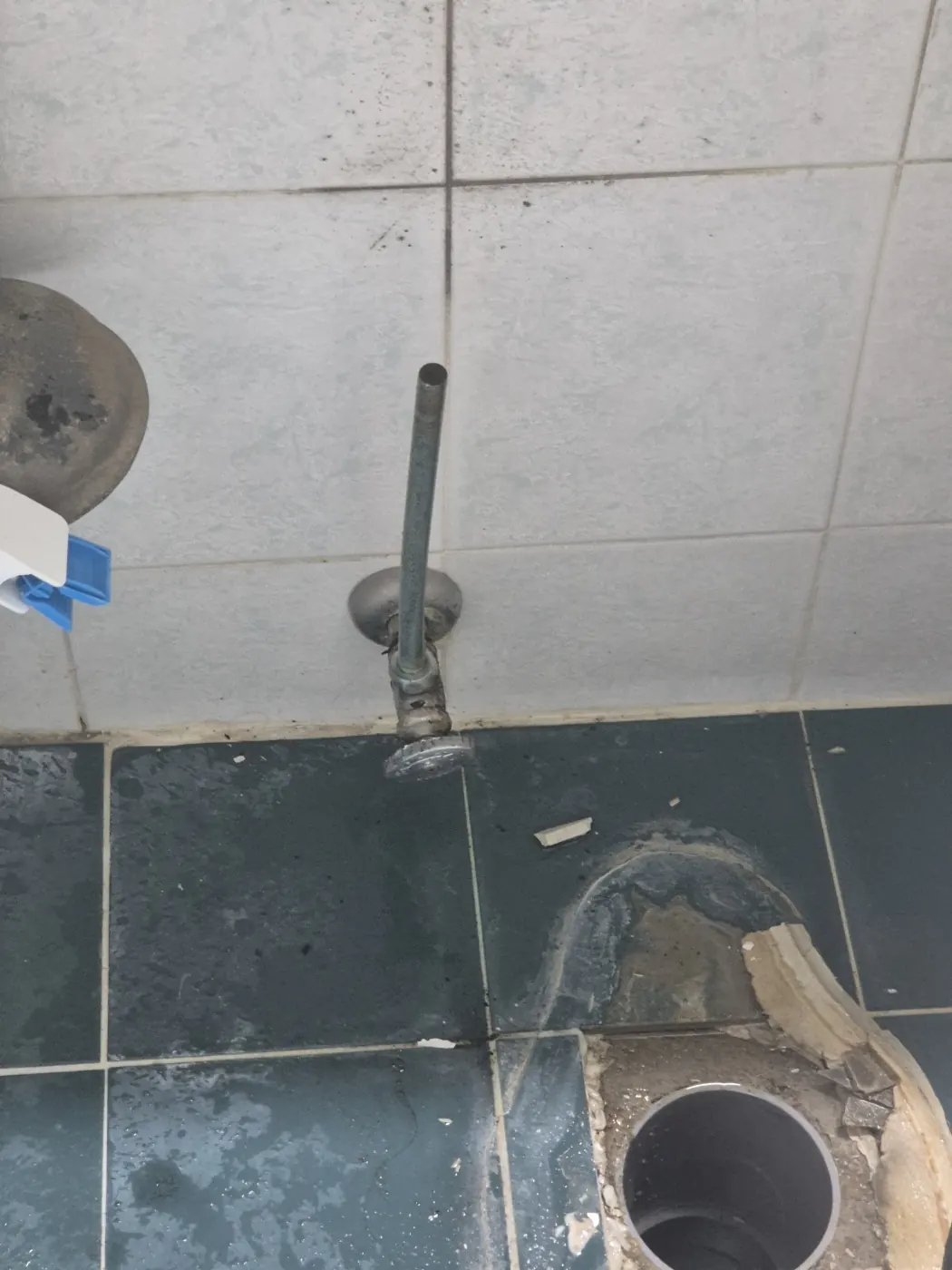 변기를 들어낸 뒤 정리된 바닥 플랜지