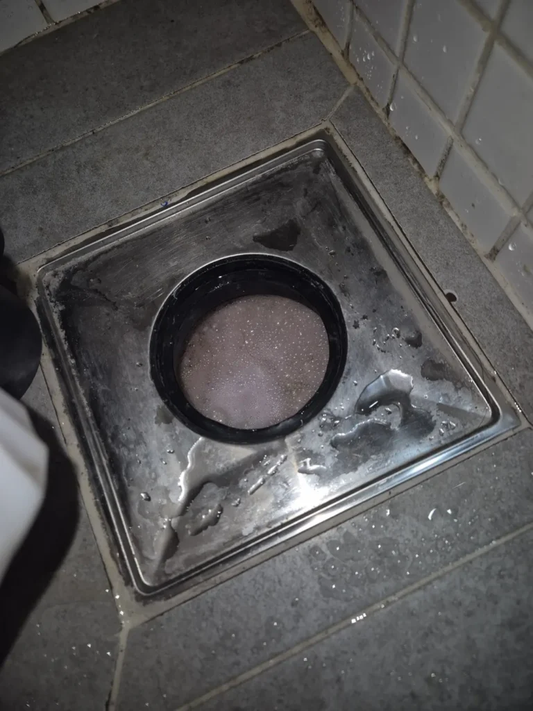 바닥 배수구 뿌연 물 고임 배수 불량