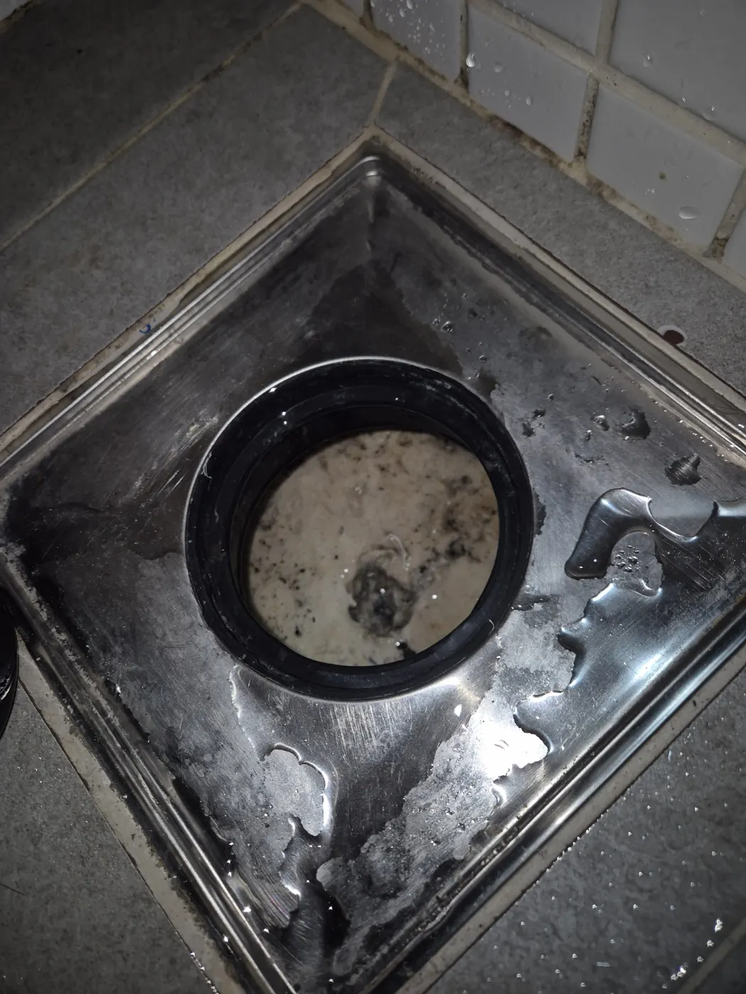 배수구 내부 슬러지·오염물