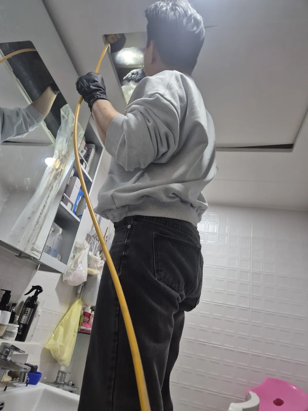천장 개구부에 스프링을 투입하는 근접 장면