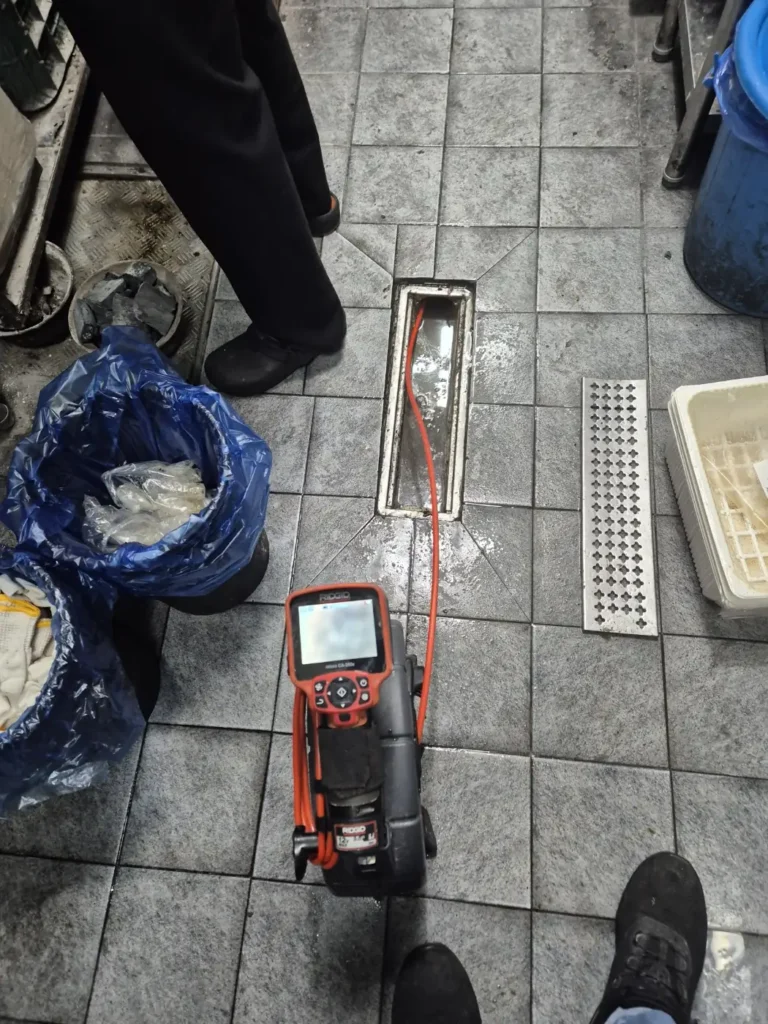 업소 주방 트렌치 배수로에 케이블 투입