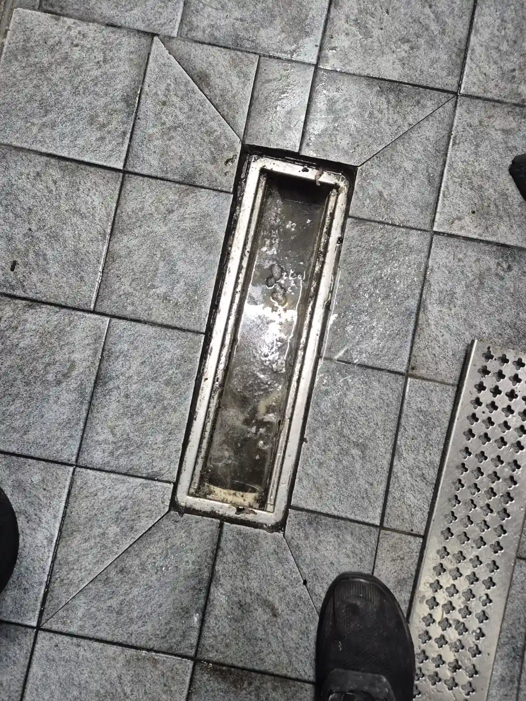 세척 후 트렌치 배수로 물 빠짐 확인