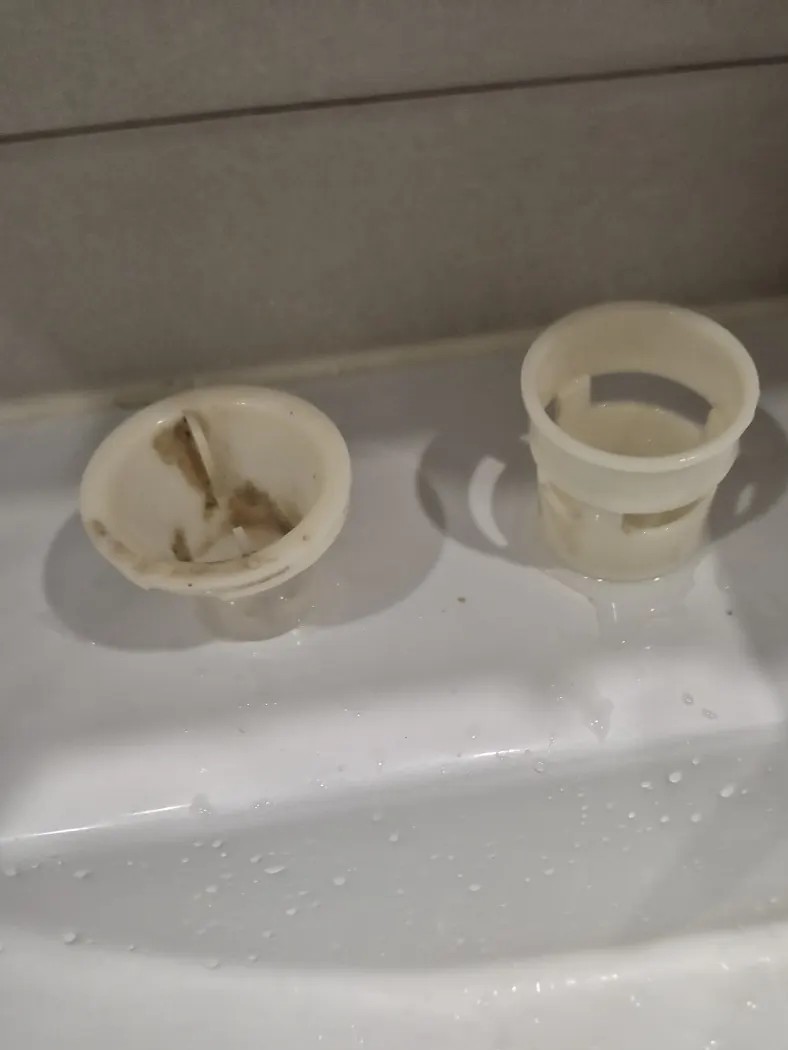 이사 전 배수구 점검 중 꺼내 본 세면대 배수 부속의 물때와 이물