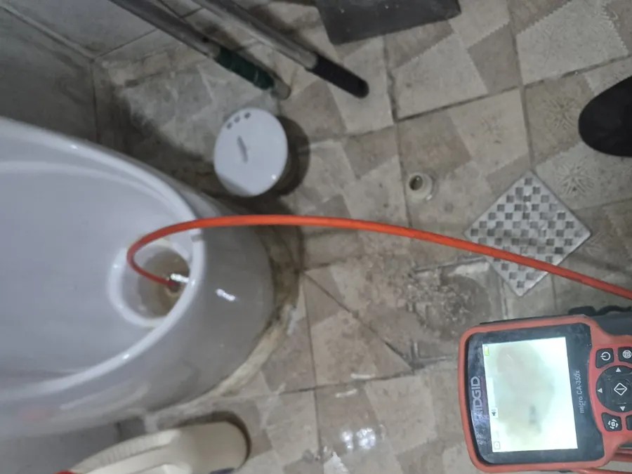 매탄동 변기막힘 변기 배수구에 케이블을 넣고 내시경으로 관 안을 확인하는 작업