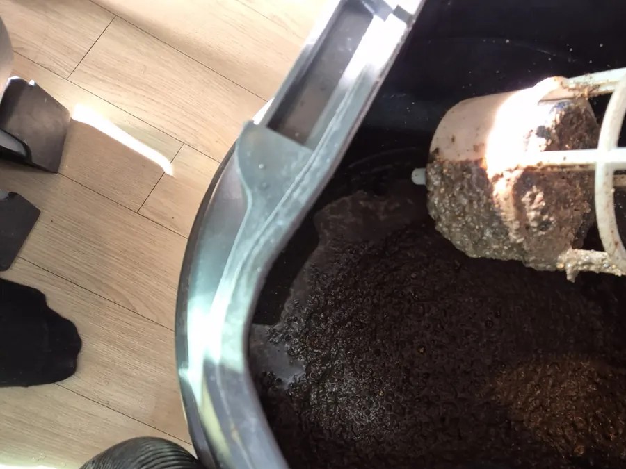 정자동 싱크대막힘 작업 중 배수관에서 빼내 통에 받은 검은 기름 찌꺼기